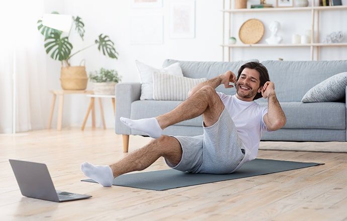 Hombre en espacio de trabajo ergonómico con postura correcta